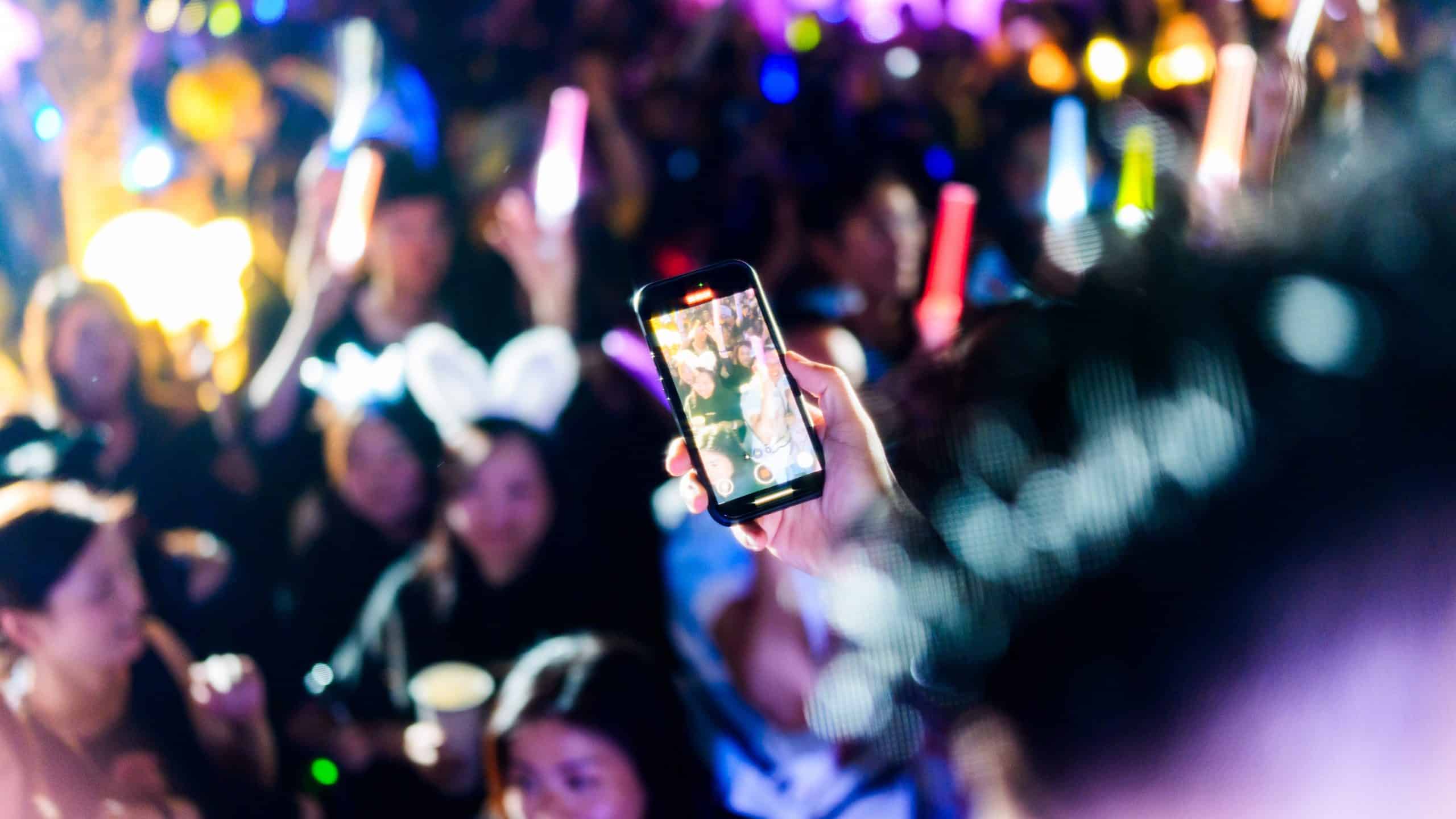 Party at Vibes, Largest Kowloon Hotel Open-air Canton Disco Party Venue in Hong Kong