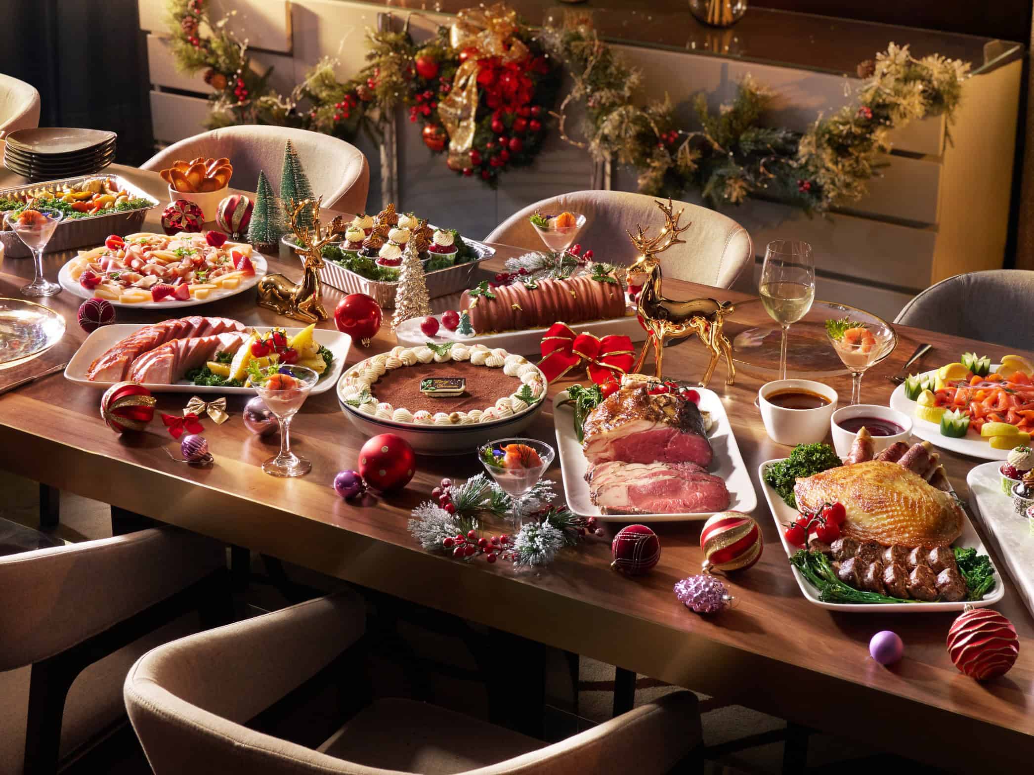 The Mira Hong Kong - Reindeer Express Christmas Dining Delivery - Full Set Table Setup